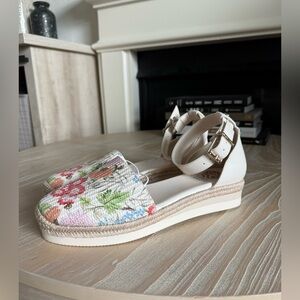 Vince Camuto|White Floral Espadrille Platform Flats with ankle strap•NWT,size 10